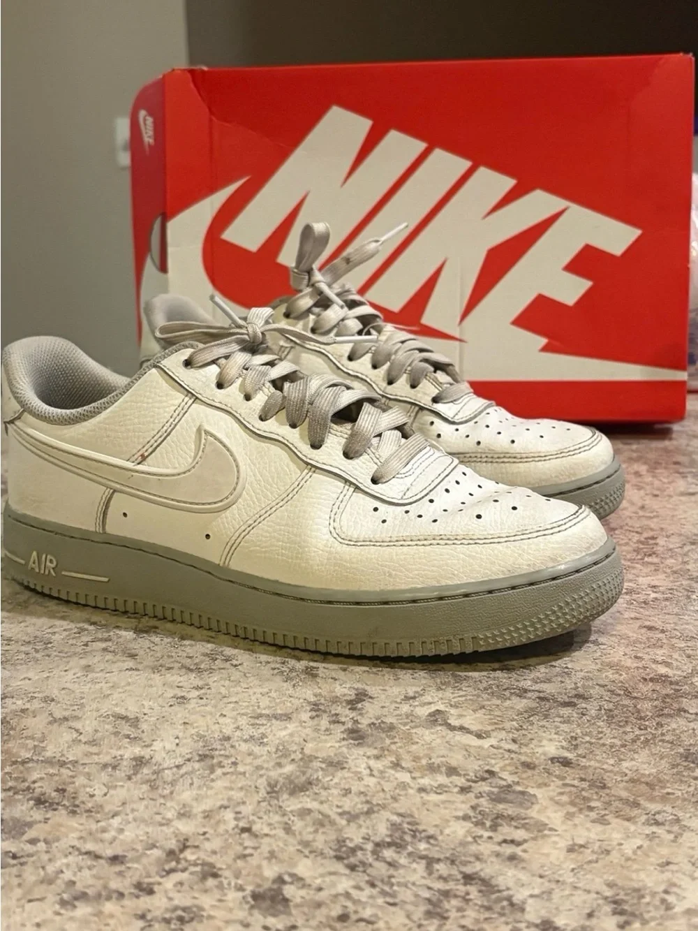 Men’s 8 Nike Air Force 1 '07 White/Light Smoke Grey Low -